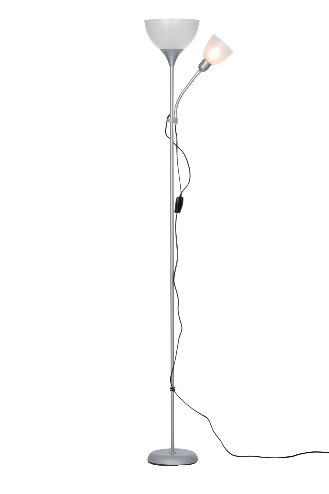 Staande lamp met twee lampenkappen, één naar boven en één naar de zijkant gericht, in zilverkleur. Vooraanzicht.