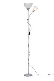 Staande lamp met twee lampenkappen, één naar boven en één naar de zijkant gericht, in zilverkleur. Vooraanzicht.