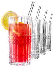 Set aus acht Longdrinkgläsern, eines gefüllt mit rotem Getränk und Zitronenscheibe, seitliche Perspektive.