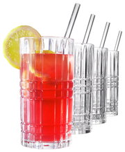 Set aus acht Longdrinkgläsern, eines gefüllt mit rotem Getränk und Zitronenscheibe, seitliche Perspektive.