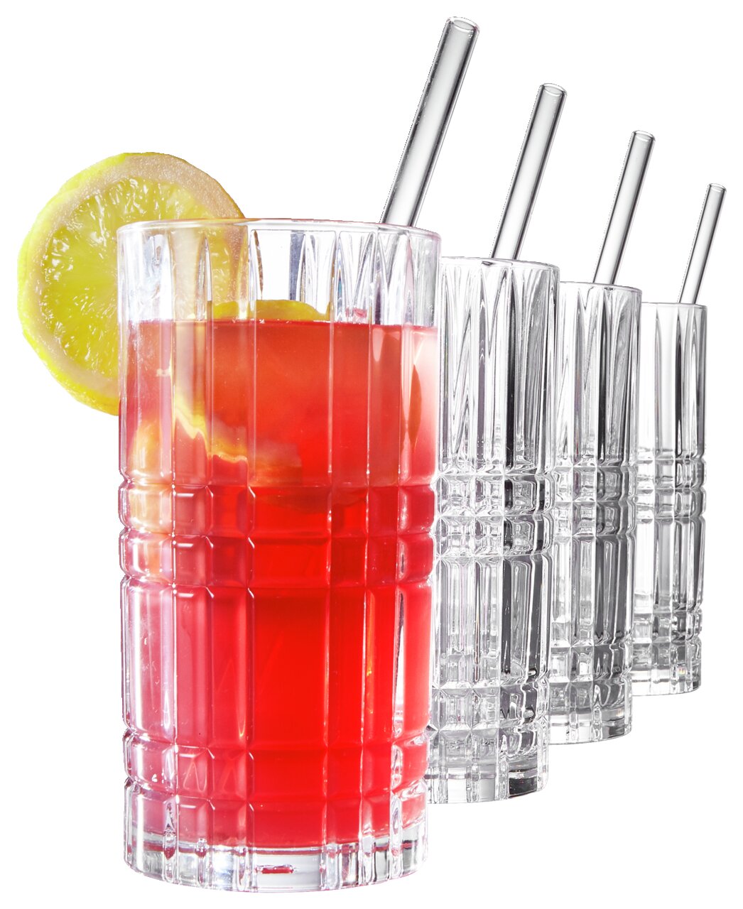 Set aus acht Longdrinkgläsern, eines gefüllt mit rotem Getränk und Zitronenscheibe, seitliche Perspektive.