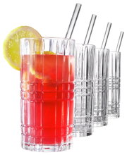 Set aus acht Longdrinkgläsern, eines gefüllt mit rotem Getränk und Zitronenscheibe, seitliche Perspektive.