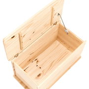 Geöffnete Aufbewahrungstruhe aus hellem Holz mit sichtbaren Scharnieren und Stütze, von oben betrachtet.