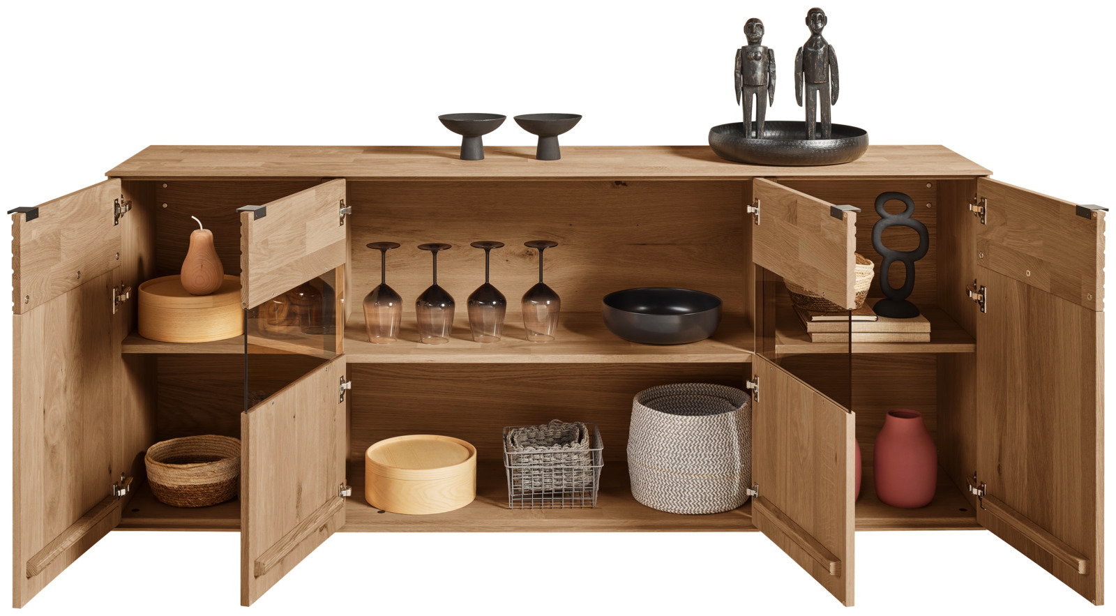 Offenes Sideboard aus Holz mit dekorativen Gegenständen, von vorne betrachtet.