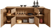 Offenes Sideboard aus Holz mit dekorativen Gegenständen, von vorne betrachtet.