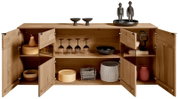 Open houten dressoir met decoratieve voorwerpen, gezien vanaf de voorkant.