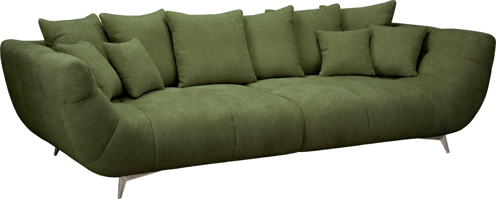 Groene stoffen 3-zitsbank met veel losse kussens en slanke metalen poten, schuin van voren links gefotografeerd.