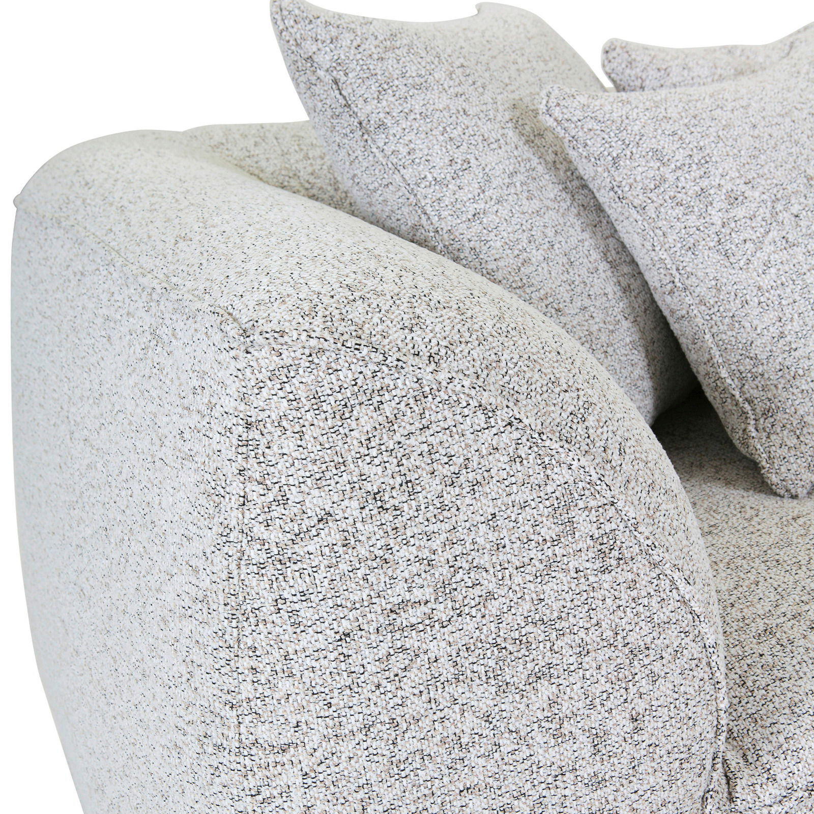 Nahaufnahme eines Big-Sofas mit hellgrauem Stoffbezug und mehreren Kissen, seitliche Perspektive.