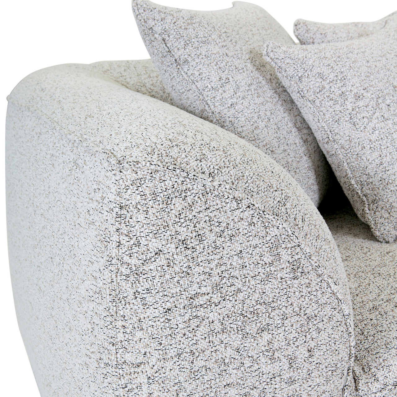 Nahaufnahme eines Big-Sofas mit hellgrauem Stoffbezug und mehreren Kissen, seitliche Perspektive.