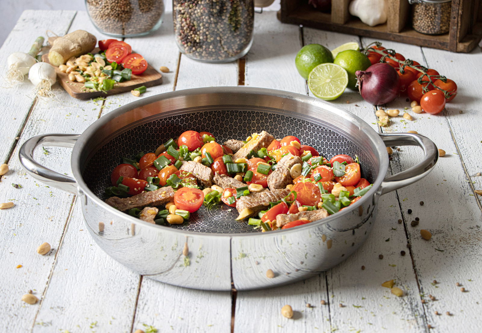 Elo Servierpfanne RELIEF EVOLUTION Servierpfanne mit Griffen, gefüllt mit buntem Gemüse und Fleisch, auf einem rustikalen Holztisch von oben fotografiert.