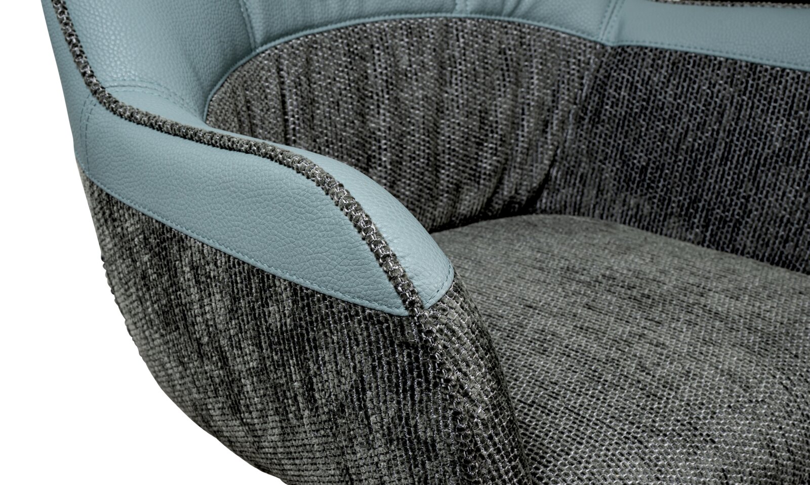 Close-up van een draaistoel met grijze stoffen bekleding en blauwe lederen accenten, gezien vanaf de zijkant.
