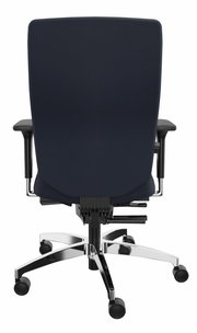 Rückansicht eines schwarzen Drehstuhls mit verchromtem Fußkreuz und Rollen.