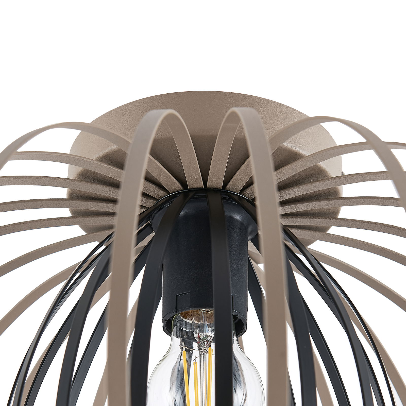 Nahaufnahme einer modernen Deckenleuchte mit einem dekorativen, offenen Design aus gebogenen Metallstreben, die eine Glühbirne umgeben, von unten betrachtet.