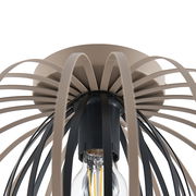 Nahaufnahme einer modernen Deckenleuchte mit einem dekorativen, offenen Design aus gebogenen Metallstreben, die eine Glühbirne umgeben, von unten betrachtet.