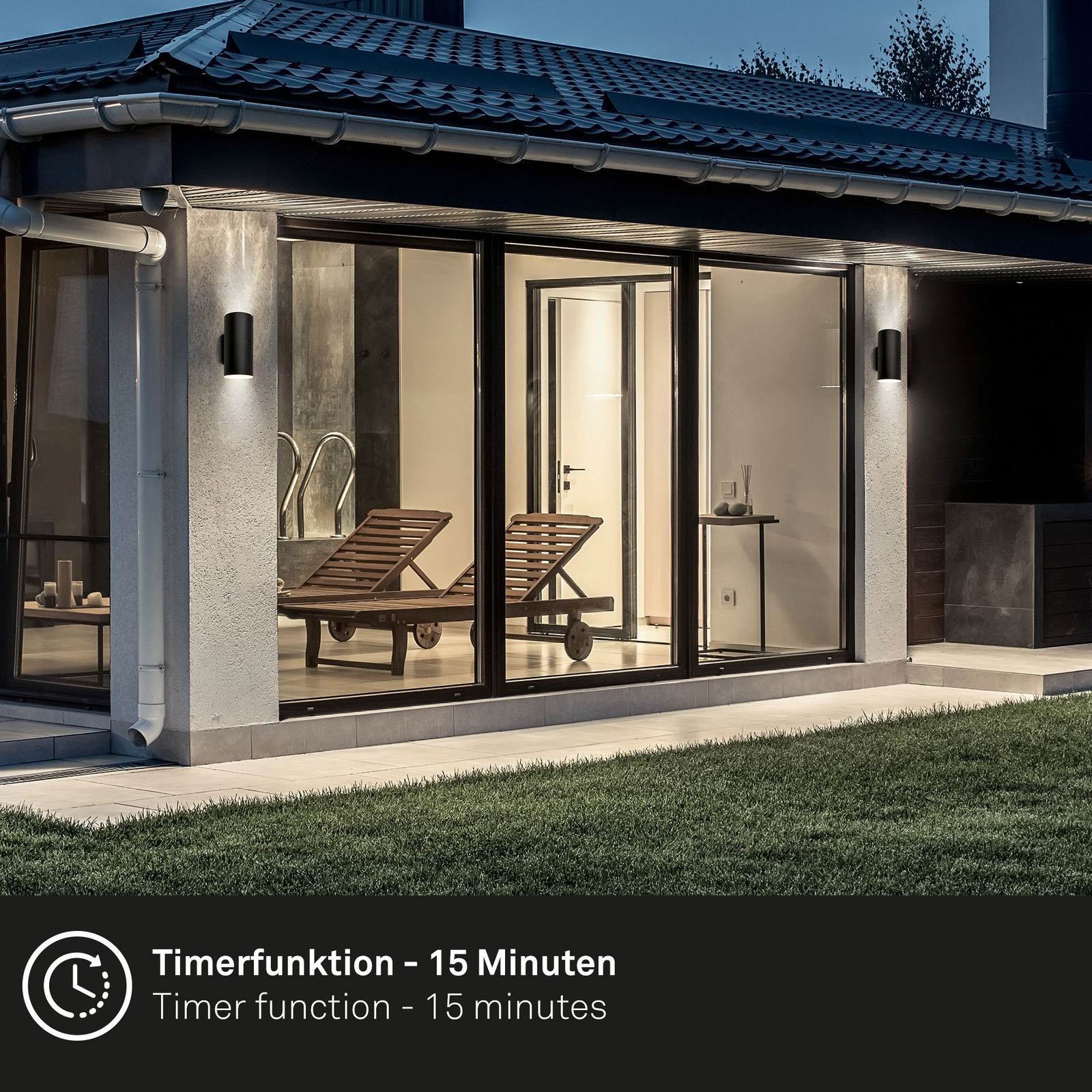 Moderne Akku-Außenwandleuchte an einer Hauswand in der Abenddämmerung, seitliche Perspektive