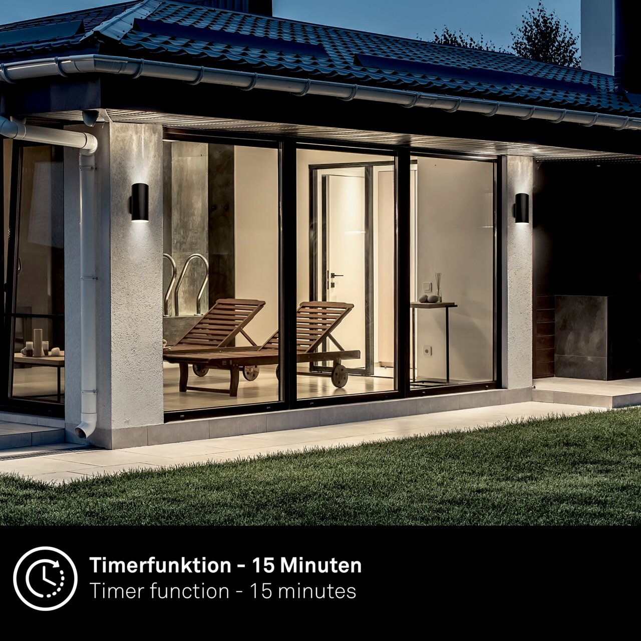 Moderne Akku-Außenwandleuchte an einer Hauswand in der Abenddämmerung, seitliche Perspektive