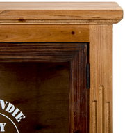 Nahaufnahme einer hölzernen Kommode mit sichtbaren Details der Maserung und einer Glastür mit Scharnier, Perspektive von vorne.