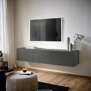 Modernes, graues TV-Hängelowboard in einem stilvollen Wohnzimmer, seitliche Perspektive.