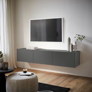 Modernes, graues TV-Hängelowboard in einem stilvollen Wohnzimmer, seitliche Perspektive.