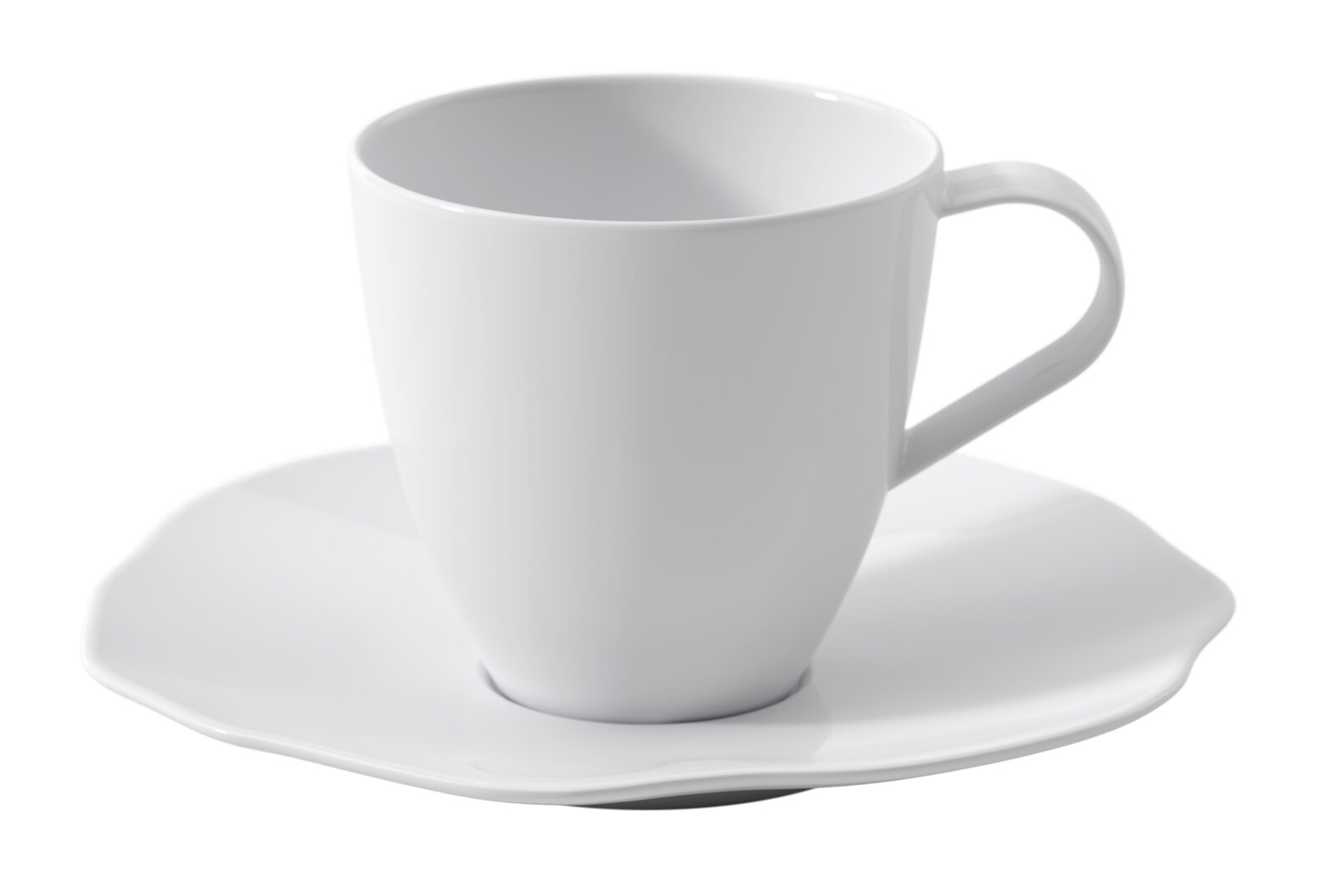 Weiße Porzellan-Kaffeetasse mit Henkel auf passender Untertasse, freigestellt, in leichter Seitenansicht von vorn (3/4-Perspektive)