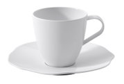 Weiße Porzellan-Kaffeetasse mit Henkel auf passender Untertasse, freigestellt, in leichter Seitenansicht von vorn (3/4-Perspektive)
