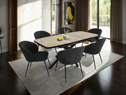 Moderner Esstisch mit Holzplatte und schwarzen Stühlen, seitliche Perspektive