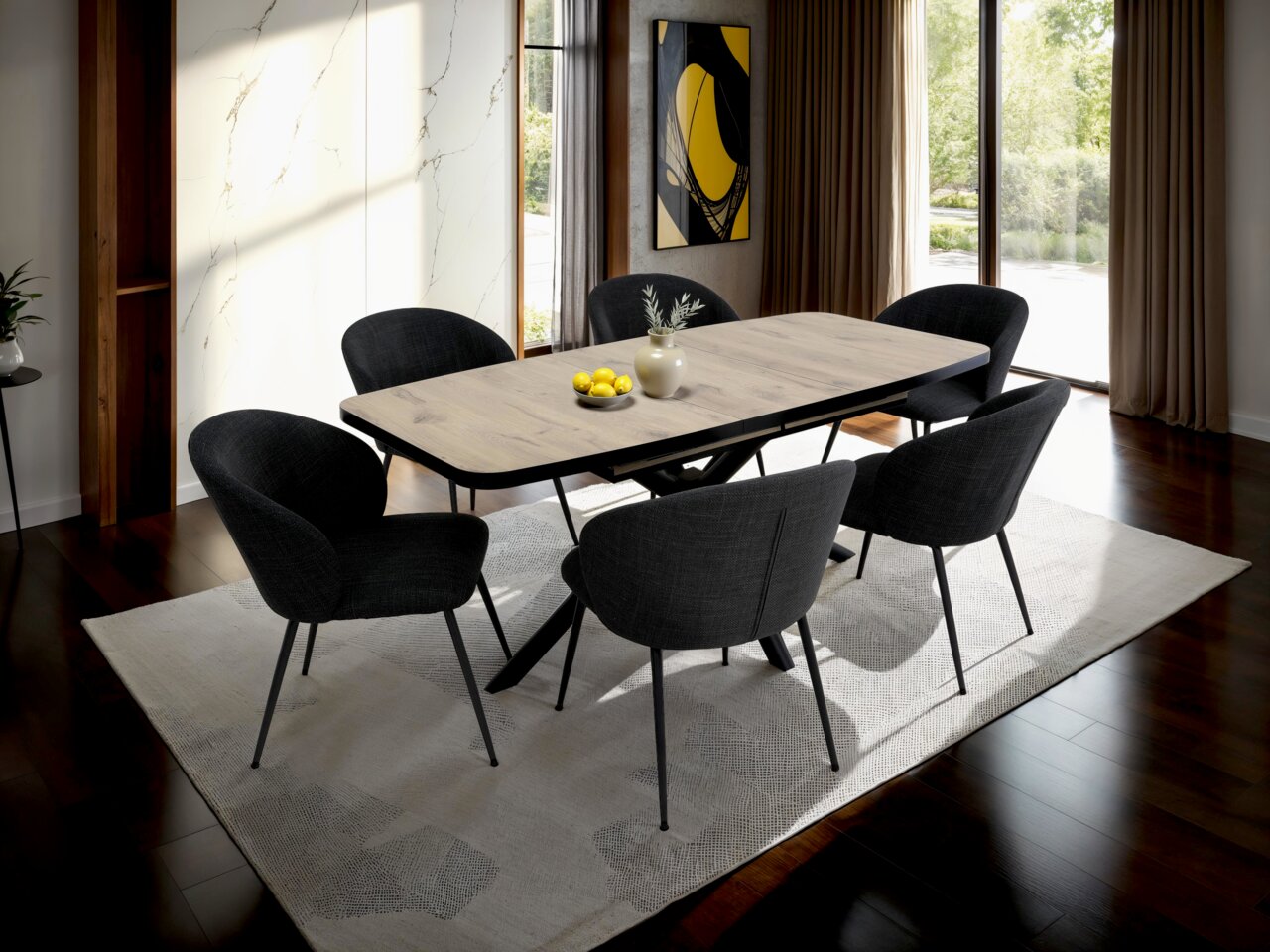 Moderner Esstisch mit Holzplatte und schwarzen Stühlen, seitliche Perspektive