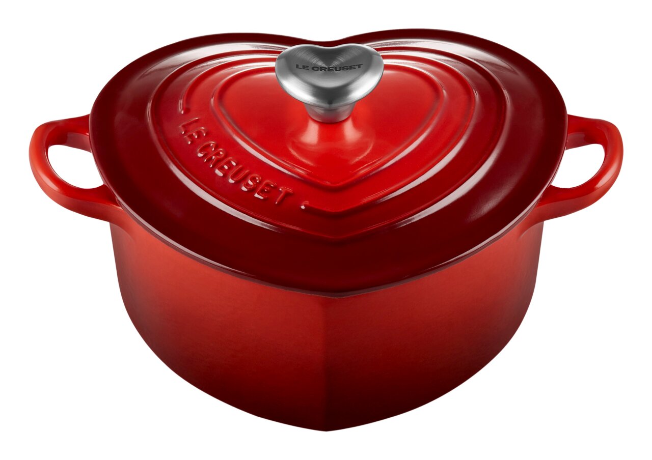 Roter herzförmiger Bräter mit Deckel und zwei Griffen, von oben betrachtet.