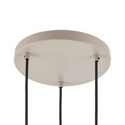 Ansicht von unten auf eine runde, beige Deckenhalterung mit drei schwarzen Kabeln für eine Hängeleuchte.