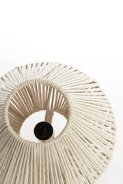 Ansicht von oben auf eine Tischleuchte mit einem Lampenschirm aus geflochtenem, cremefarbenem Material.