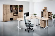 Moderne Büromöbel in Holzoptik mit Schreibtisch, Regalen und ergonomischem Stuhl, seitliche Perspektive