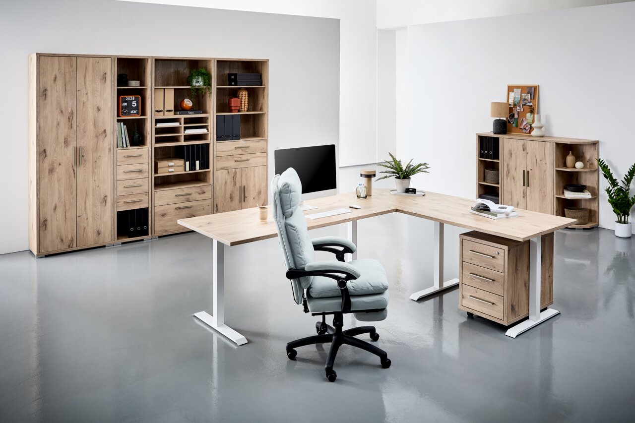 Voleo Schublade CONNECT Moderne Büromöbel in Holzoptik mit Schreibtisch, Regalen und ergonomischem Stuhl, seitliche Perspektive