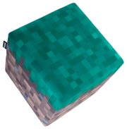 Würfelförmiges, gepolstertes Kissen im Pixel-Design in Türkis und Grau, freigestellt auf weißem Hintergrund, schräg von oben in 3/4-Perspektive fotografiert