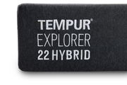 Nahaufnahme der Seite einer Tempur Explorer 22 Hybrid Matratze mit gesticktem Logo.