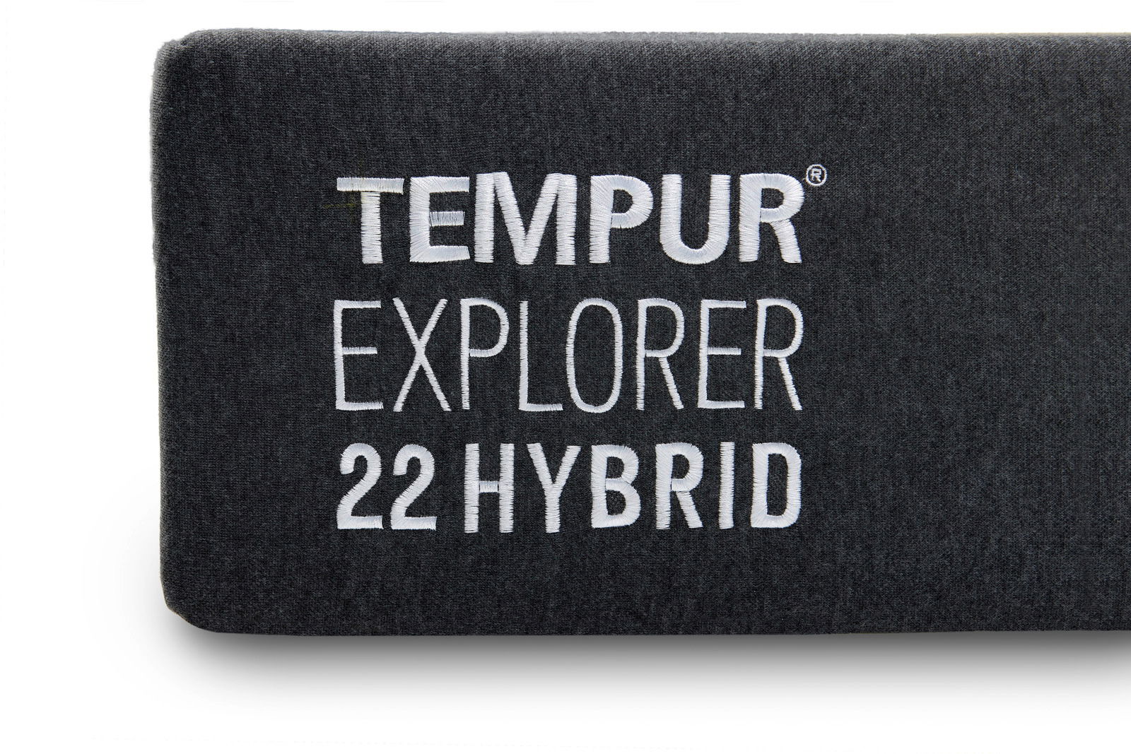 Nahaufnahme der Seite einer Tempur Explorer 22 Hybrid Matratze mit gesticktem Logo.