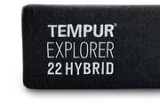 Nahaufnahme der Seite einer Tempur Explorer 22 Hybrid Matratze mit gesticktem Logo.