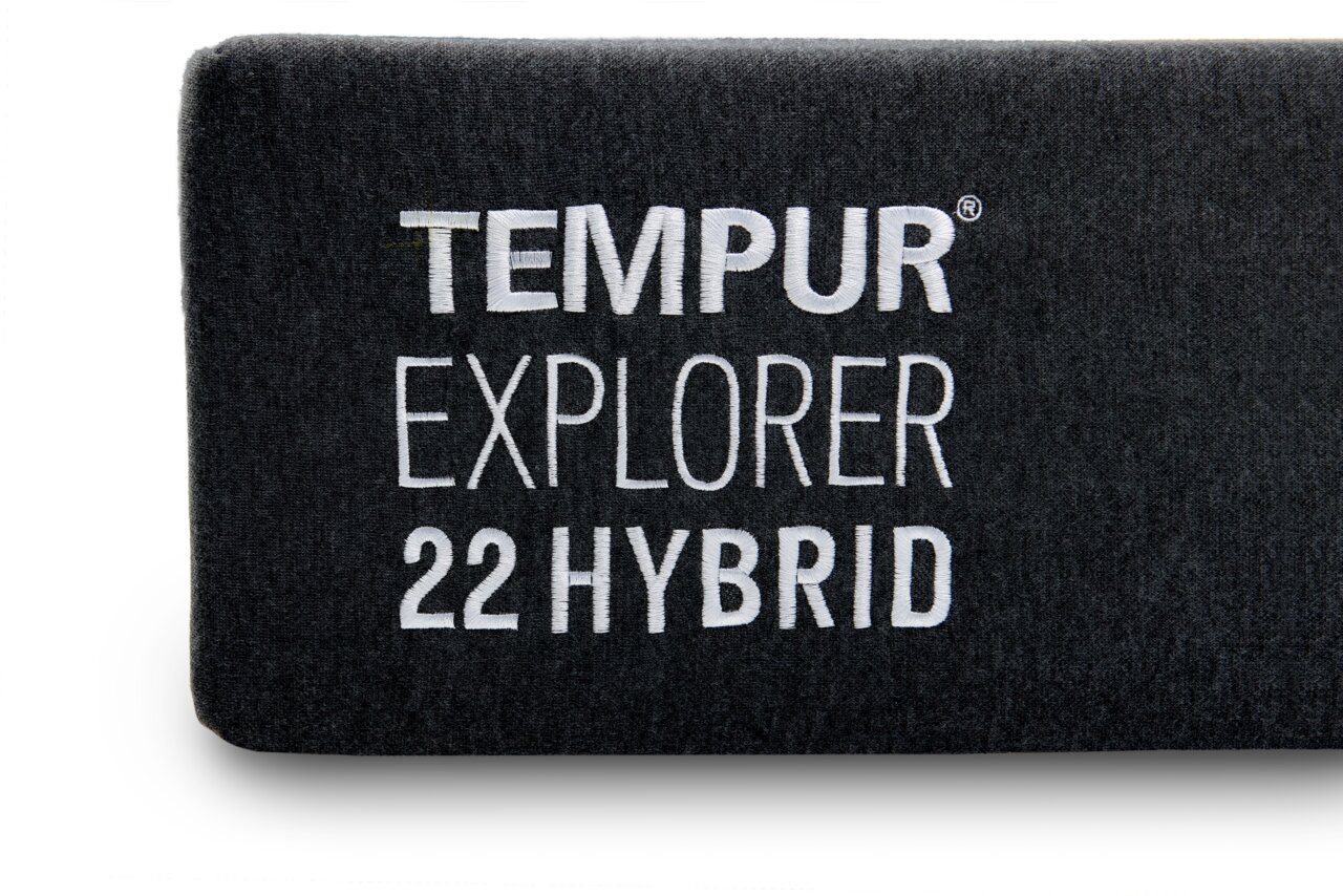 Nahaufnahme der Seite einer Tempur Explorer 22 Hybrid Matratze mit gesticktem Logo.