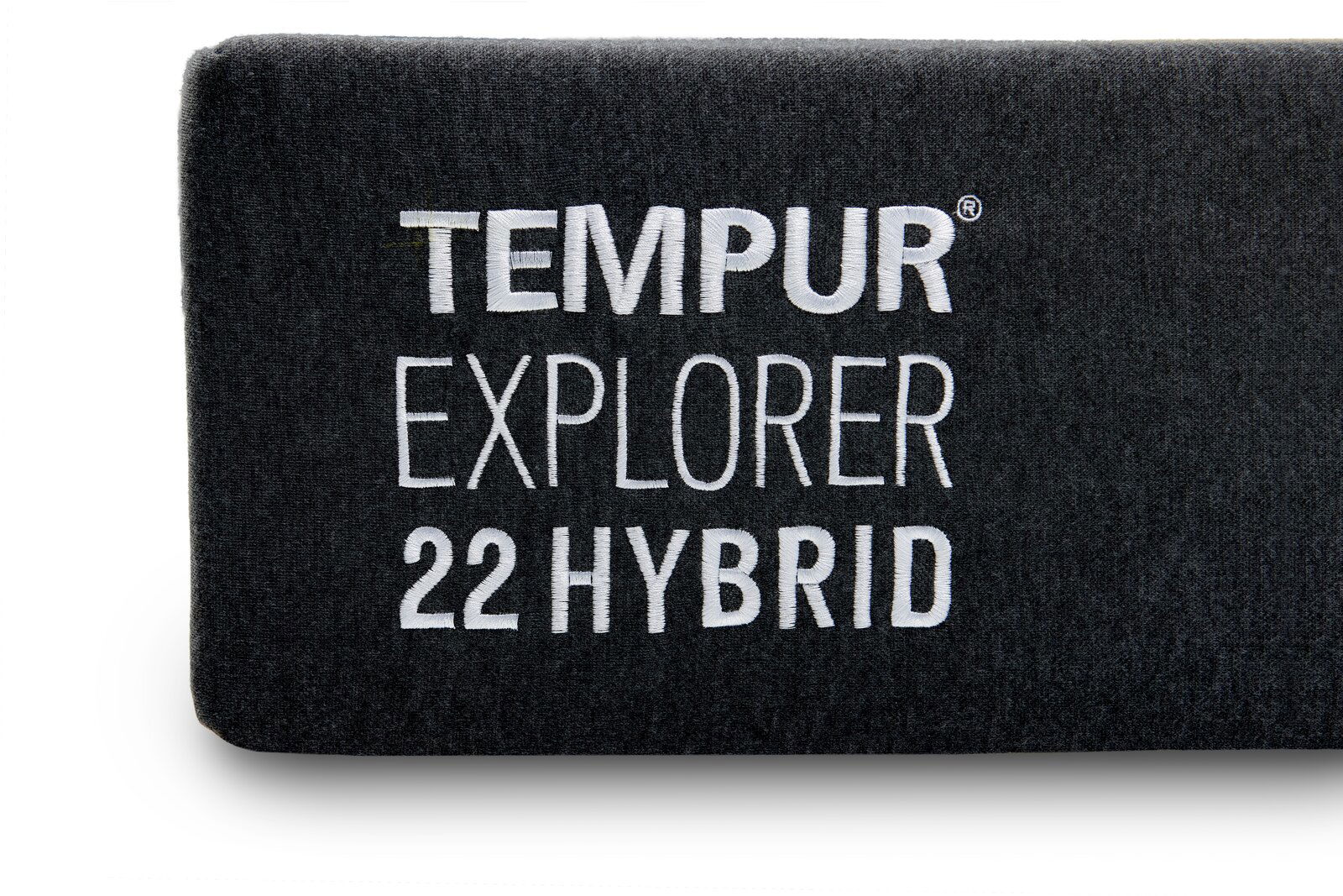 Nahaufnahme der Seite einer Tempur Explorer 22 Hybrid Matratze mit gesticktem Logo.