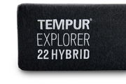 Nahaufnahme der Seite einer Tempur Explorer 22 Hybrid Matratze mit gesticktem Logo.