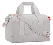 Graue Reisetasche mit Tragegriff und Schultergurt, seitliche Perspektive