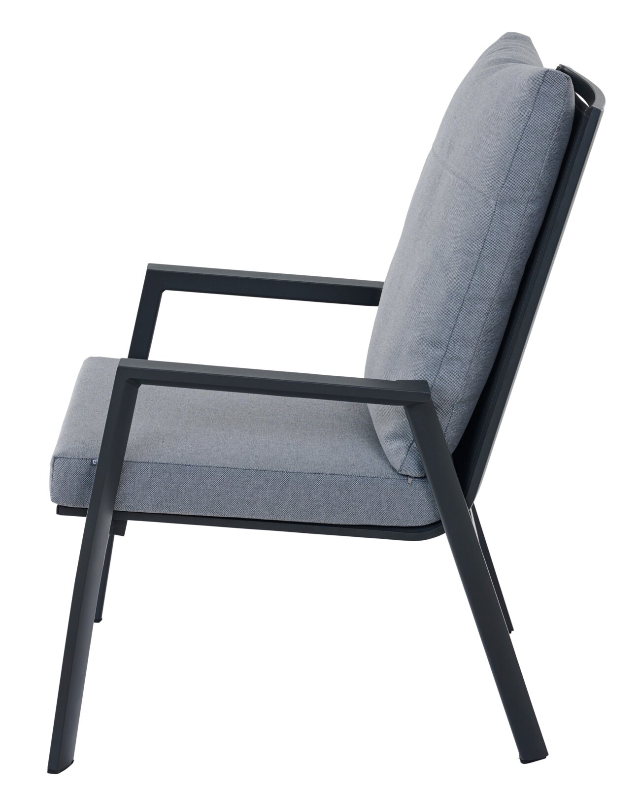 Zijaanzicht van een grijze Comfort Plus-stapelstoel met een zwart metalen frame en een gestoffeerde zitting en rugleuning.