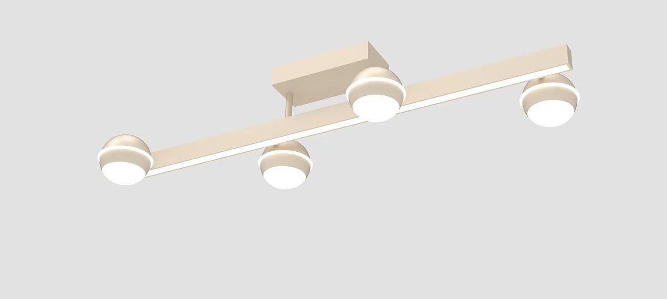 Moderne beige plafondlamp met langwerpige LED-lichtbalk en vier ronde spots, schuin van onderen bekeken