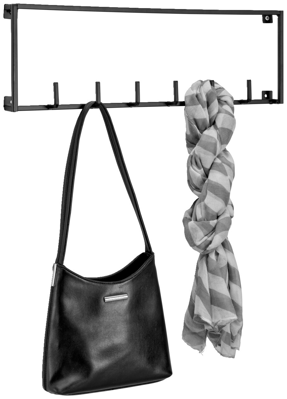 Schwarze Hakenleiste mit fünf Haken, an der eine schwarze Tasche und ein grauer Schal hängen. Frontalansicht.