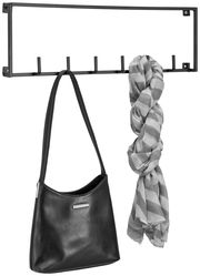 Schwarze Hakenleiste mit fünf Haken, an der eine schwarze Tasche und ein grauer Schal hängen. Frontalansicht.