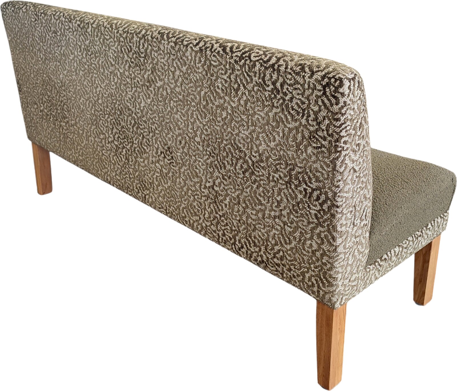 Gestoffeerde bank met hoge rugleuning, beige-grijze stofbekleding met patroon en houten poten, vrijstaand; schuin achteraanzicht/zijaanzicht (3/4-perspectief).