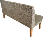 Gestoffeerde bank met hoge rugleuning, beige-grijze stofbekleding met patroon en houten poten, vrijstaand; schuin achteraanzicht/zijaanzicht (3/4-perspectief).