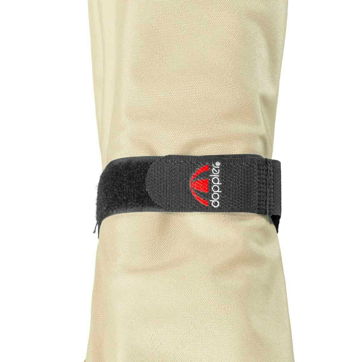 Nahaufnahme eines zusammengefalteten Sonnenschirms mit Klettverschluss und Markenlogo