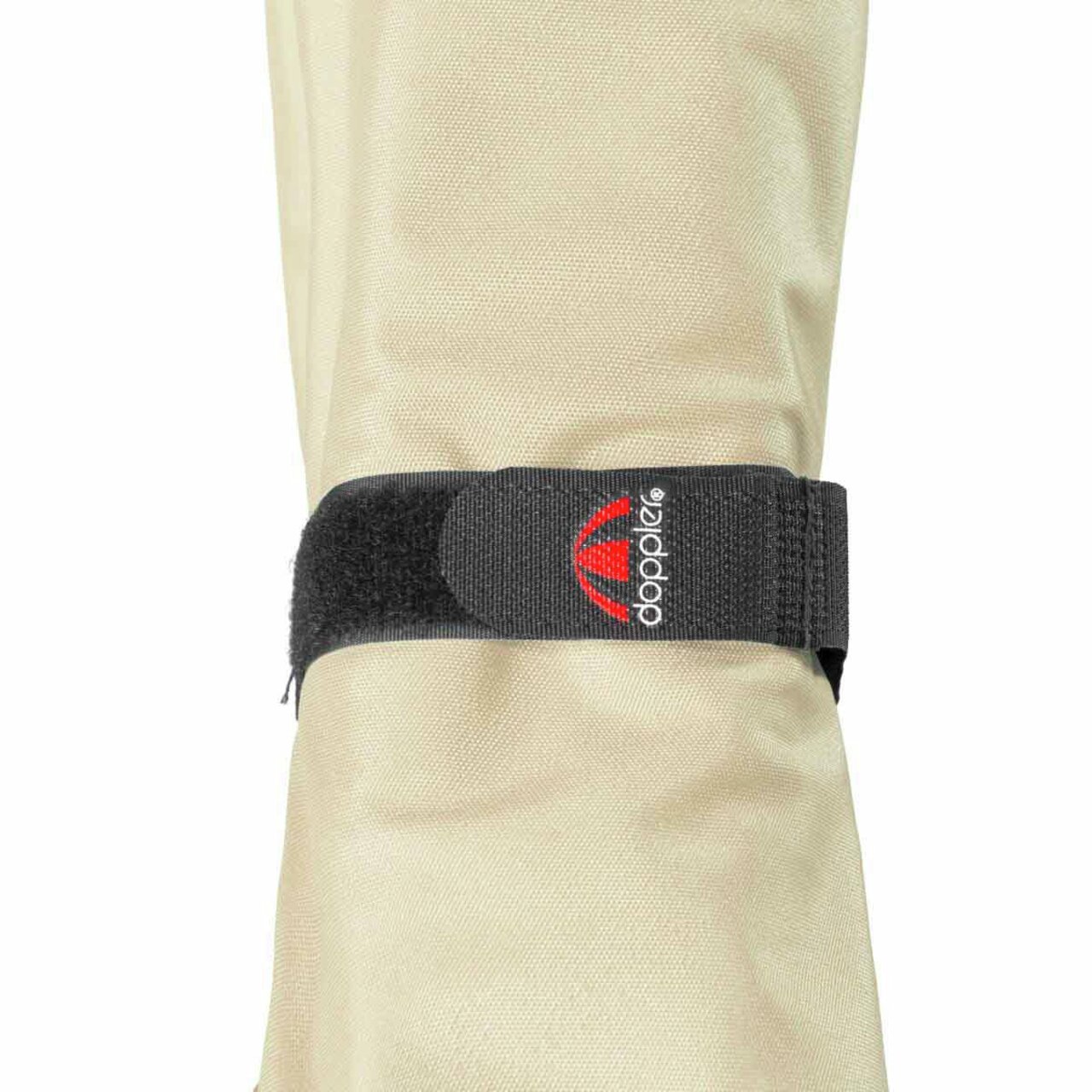 Nahaufnahme eines zusammengefalteten Sonnenschirms mit Klettverschluss und Markenlogo