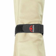 Nahaufnahme eines zusammengefalteten Sonnenschirms mit Klettverschluss und Markenlogo