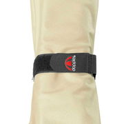 Nahaufnahme eines zusammengefalteten Sonnenschirms mit Klettverschluss und Markenlogo